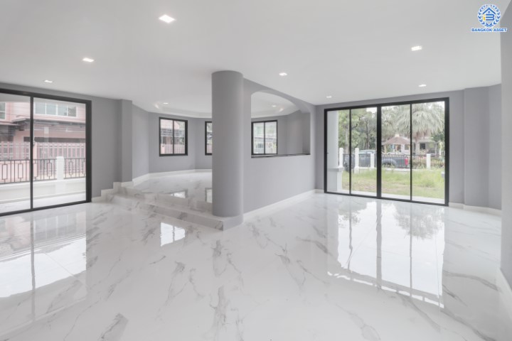 บ้านเดี่ยวมือสองย่านกรุงเทพมหานคร ม.กฤษดานคร31 ติดถนนบรมราชชนนี หลังมุม! จัดแต่งพื้นที่ได้เต็มที่ บนเนื้อที่กว้างขวางมากถึง 137.3 ตร.ว. ฟังก์ชัน 3 ห้องนอน 4 ห้องน้ำ 2 ที่จอดรถ บนทำเลศักยภาพใกล้ม.มหิดล และเพียง 10 นาที ก็ถึงเซ็นทรัล ปิ่นเกล้า